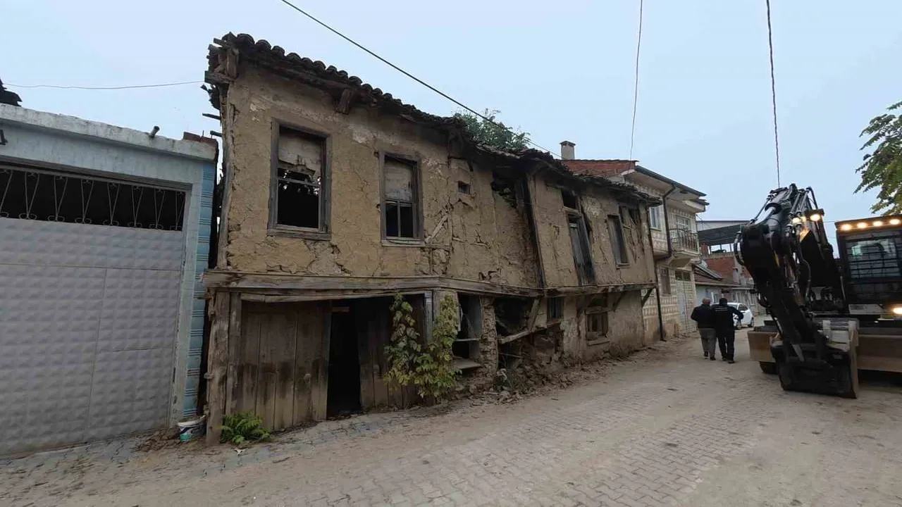 Yenişehir'de metruk yapı temizliği kırsala ulaştı