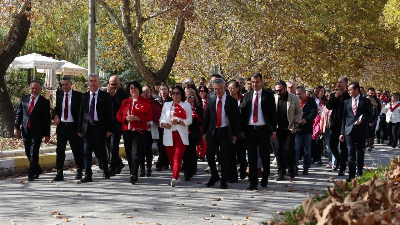 Yer gök kırmızı beyaz: ESOGÜ'de cumhuriyet yürüyüşü birlik vurgusu