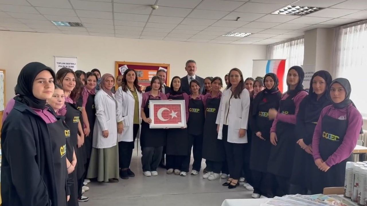 Yerel gençlere sanatla buluşma: Erzincan'da kâğıt rölyef kursu başladı