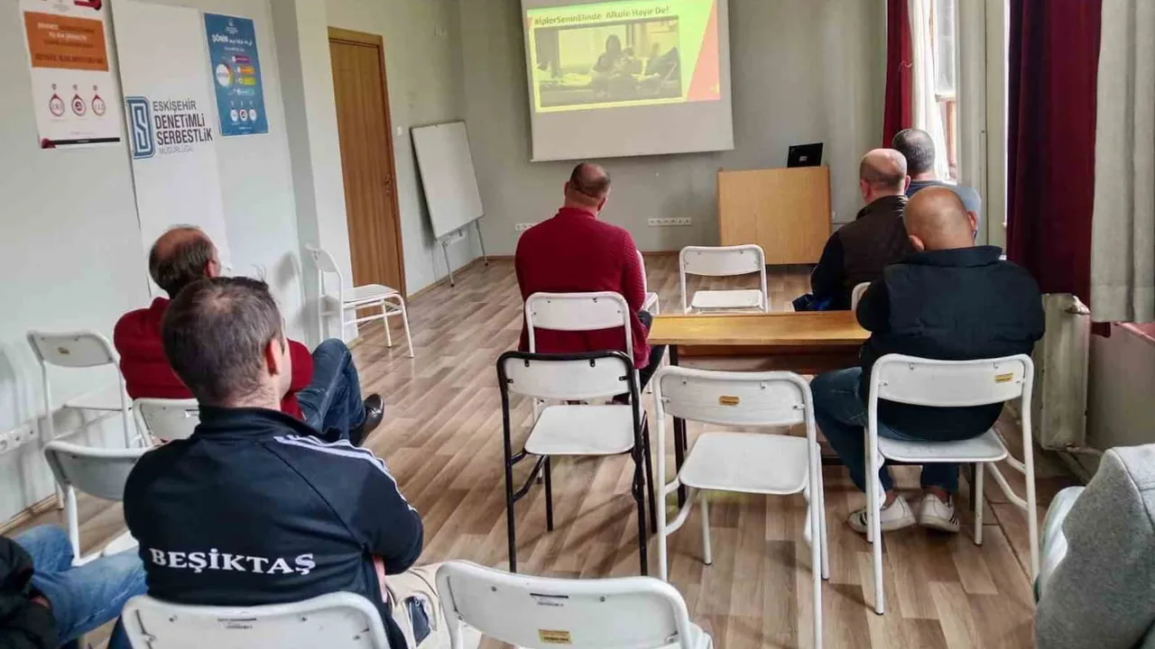 Yerel yükümlüler için alkolün zararlarına odaklanan farkındalık semineri