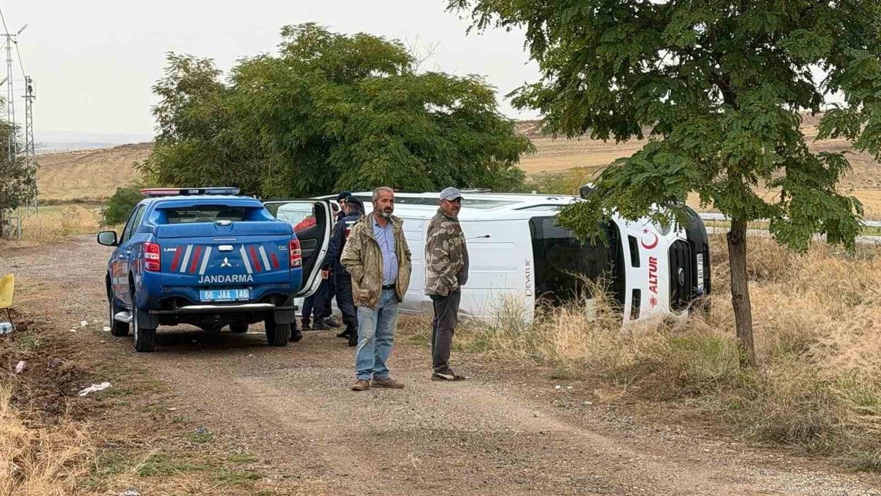 Yerköy'de cenaze yolunda minibüs devrildi: sekiz kişi hafif yaralandı