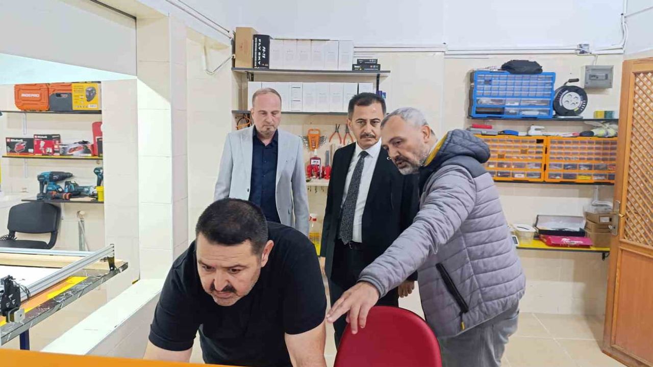 Yerli gökyüzü sınıfa taşınıyor: Bolvadin'de ANKA, ATAK, AKSUNGUR ve HÜRJET maketleri dağıtılıyor