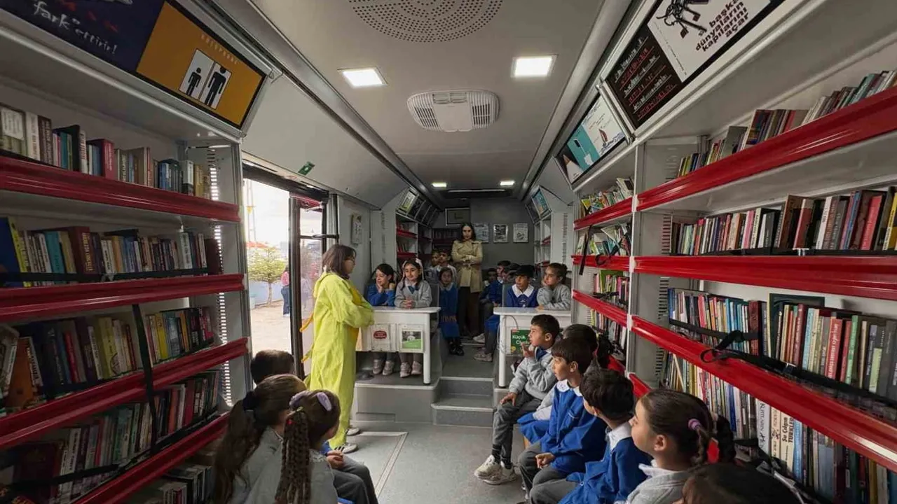 Yeşilay gönüllüleri Selim'de miniklerle kitap ve sağlıklı yaşamı buluşturdu