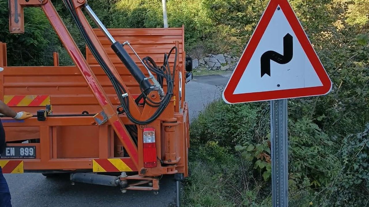 Yeşilova köyü'nde trafik levhalarıyla ulaşım güvenliği artırıldı