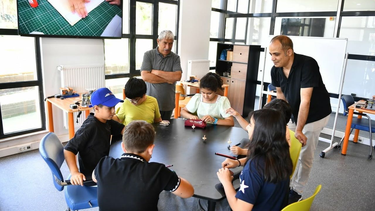 Yeşilyurt'ta 1.500 öğrenci bilimle tanışıp üretmeye başladı