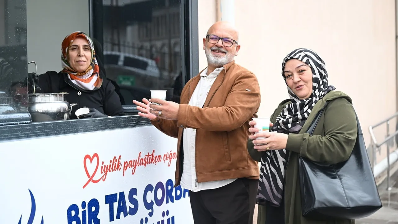 Yeşilyurt'ta 'bir tas çorba, bir gönül' projesiyle hastane önünde sıcak çorba ikramı