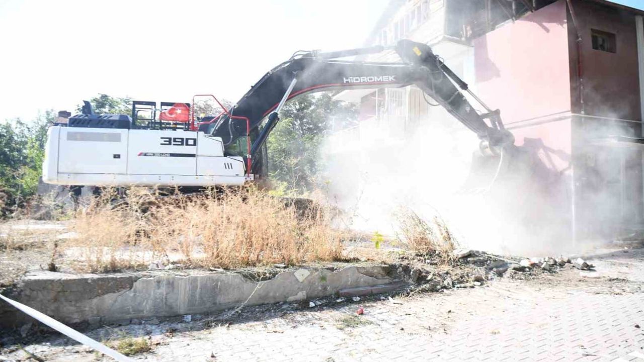 Yeşilyurt'ta riskli metruk yapı kontrollü şekilde yıkıldı