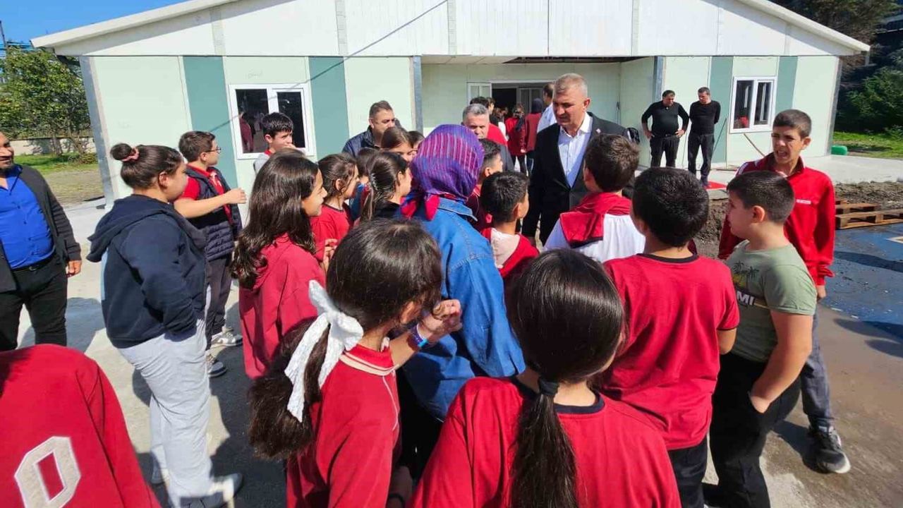 Yıkım kararına rağmen eğitim sürdü: Yazlık İlkokulu bahçesine dört derslikli prefabrik kuruldu