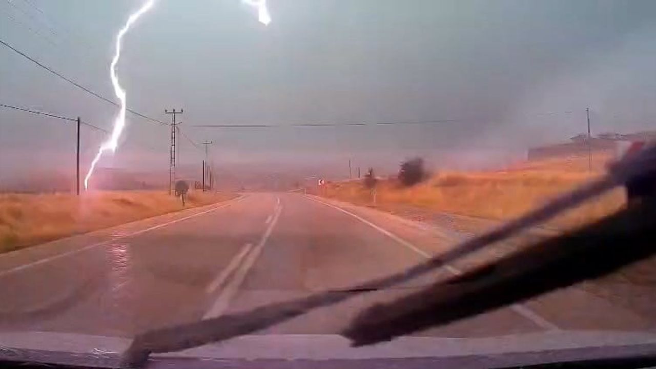Yıldırım yola yakın düştü, o anlar aracın kamerasında