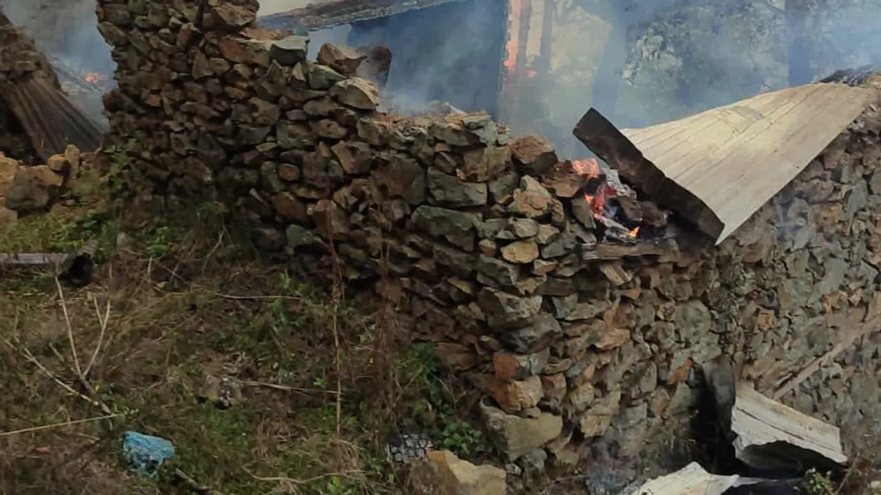 Yıldırımın isabet ettiği yayla evi tamamen yandı