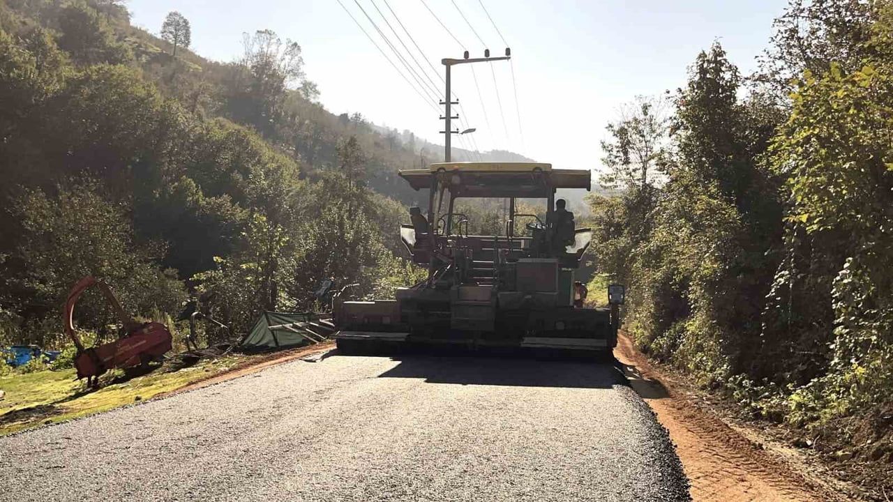 Yılgın Dereiçi'nde sıcak asfaltla köy yollarında güven artışı