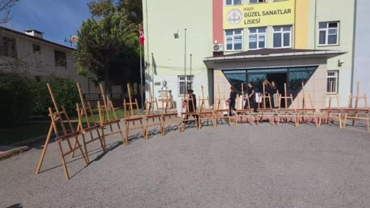 Yirmi dört tuvalle tek tablo: öğrenciler cumhuriyet için birleşti