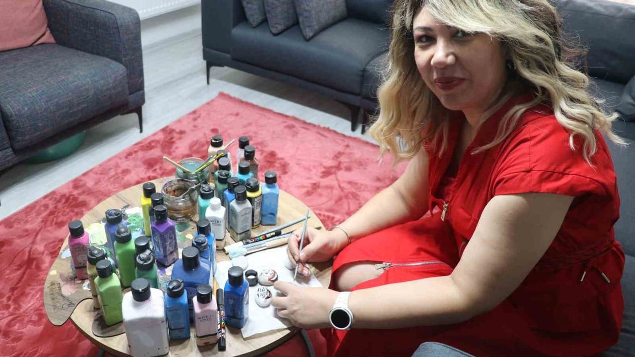 Yoğun mesaisi içinde taş ve tuvalle nefes alan hemşire
