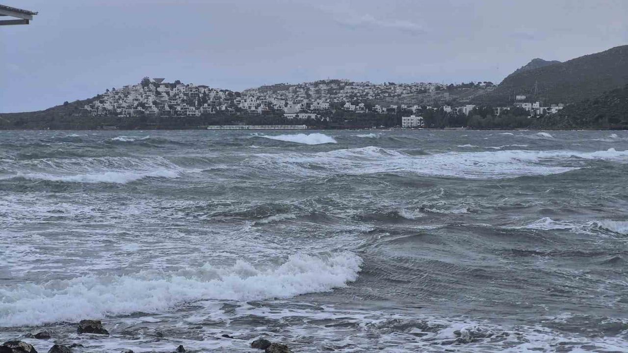 Yoğun yağış nedeniyle Bodrum'da deniz ulaşımı durdu