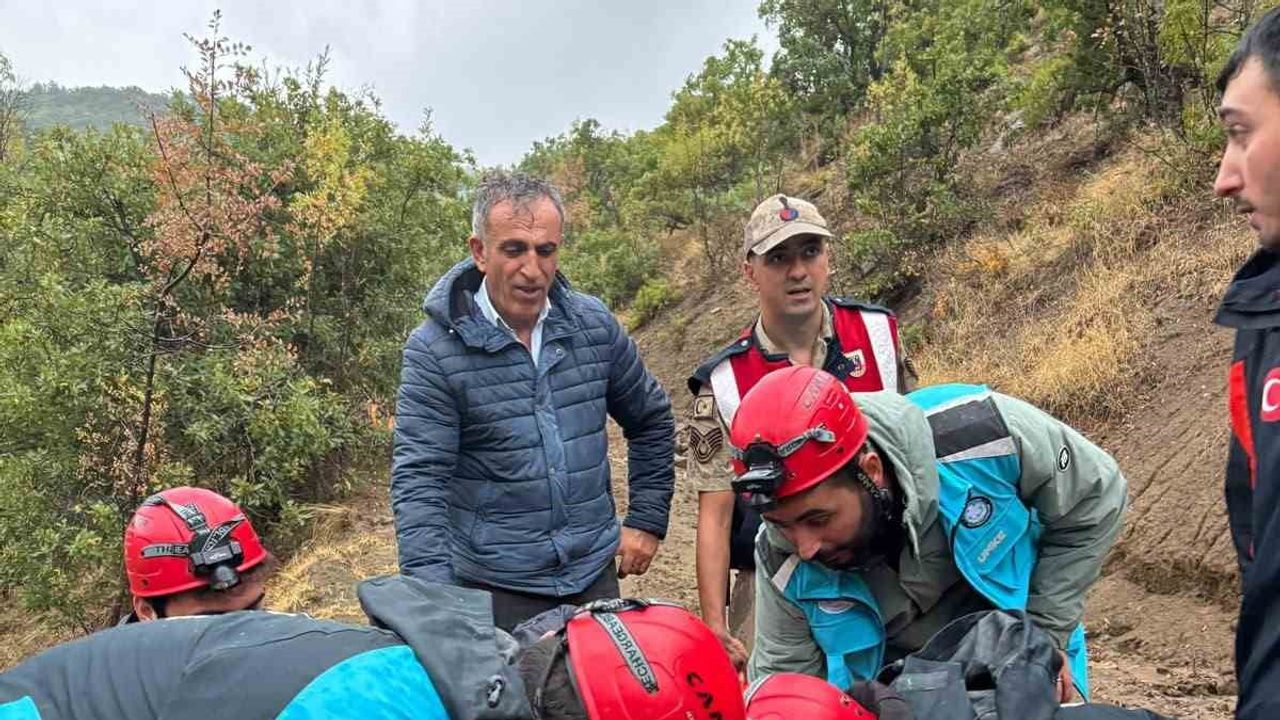 Yoğun yağışta yolu kapanan Nazımiye'nin Geriş köyündeki engelli vatandaşa ekipler ulaştı
