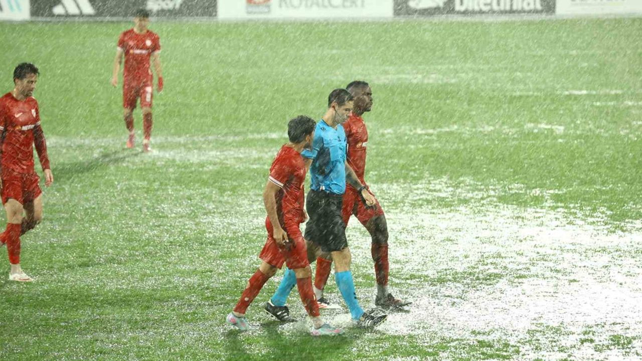 Yoğun yağmur sahayı bozdu: Ümraniyespor - Boluspor maçına 15 dakika ara
