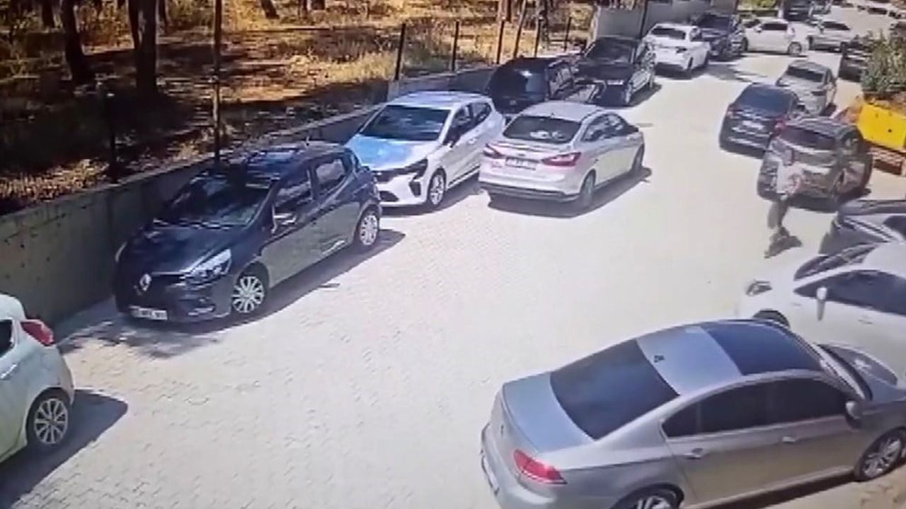 Yokuşta kayan otomobili güvenlik görevlileri zamanında durdurdu