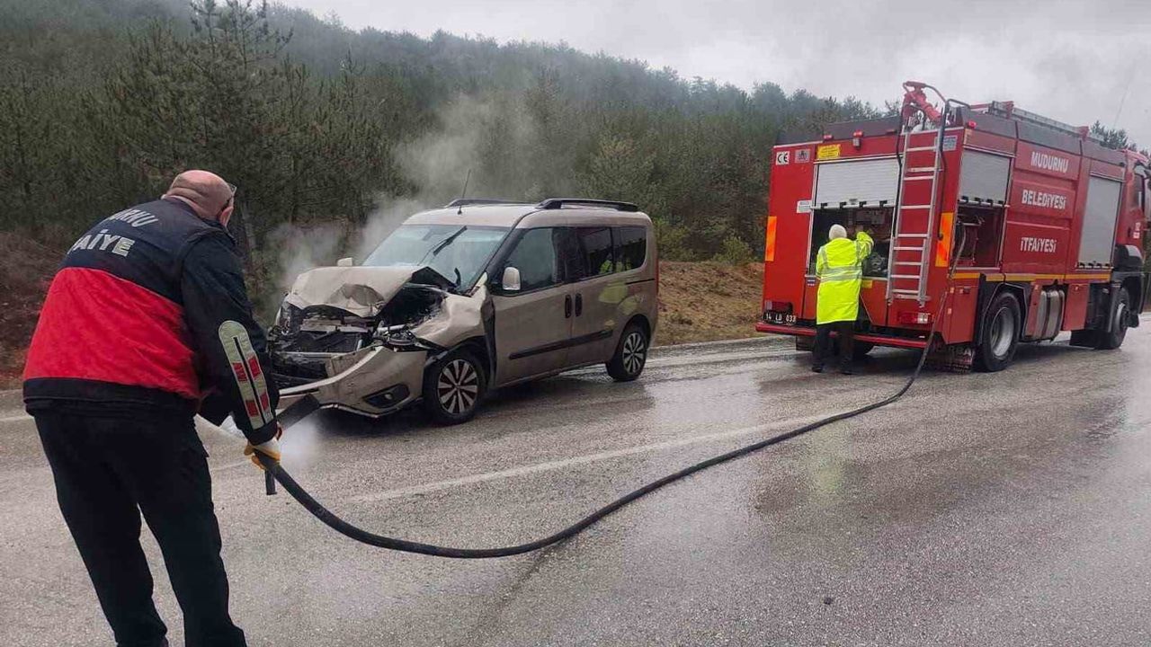 Yol çarpışması Mudurnu'da: hafif ticari aracın sürücüsü yaralandı