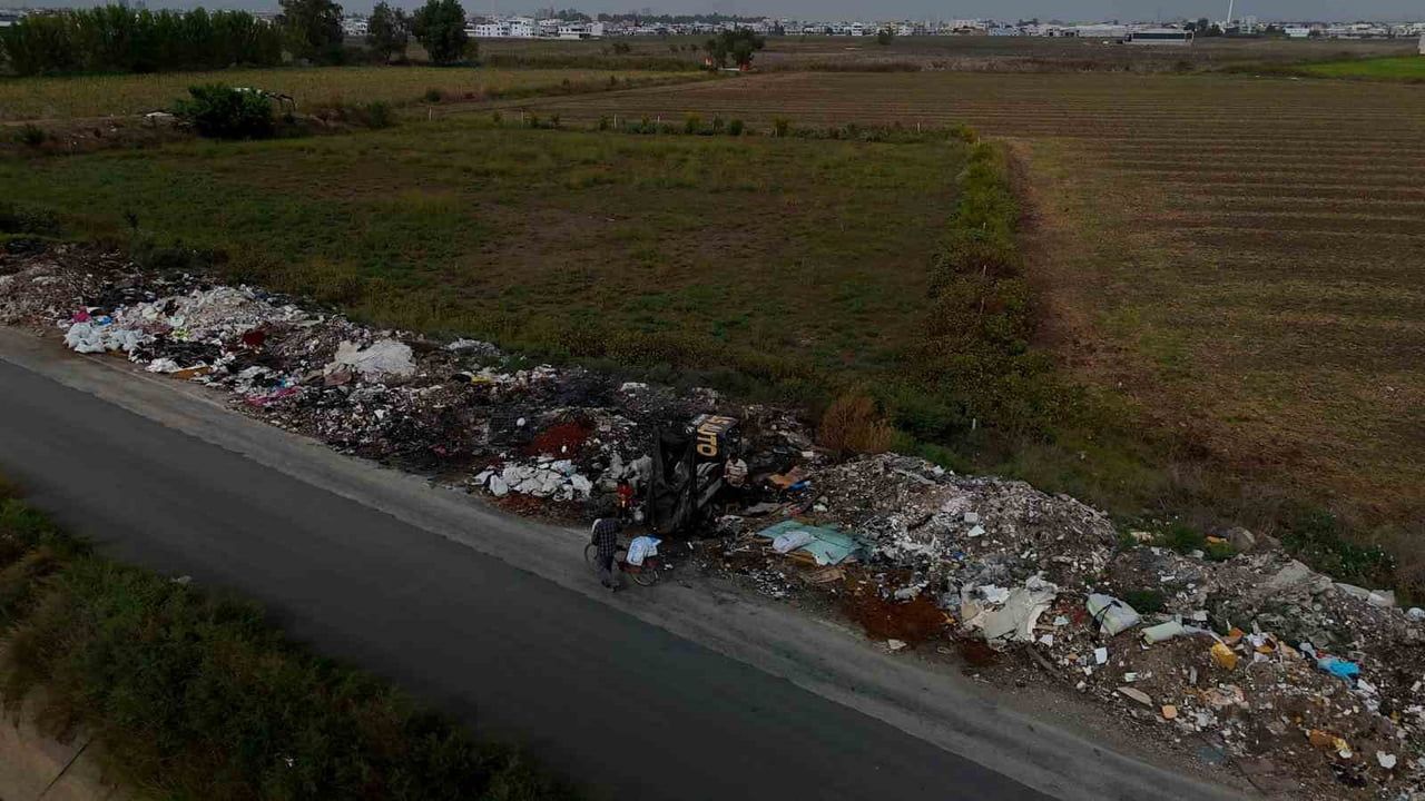 Yol kenarına dökülen atıklar Yüreğir'de tarımı tehdit ediyor