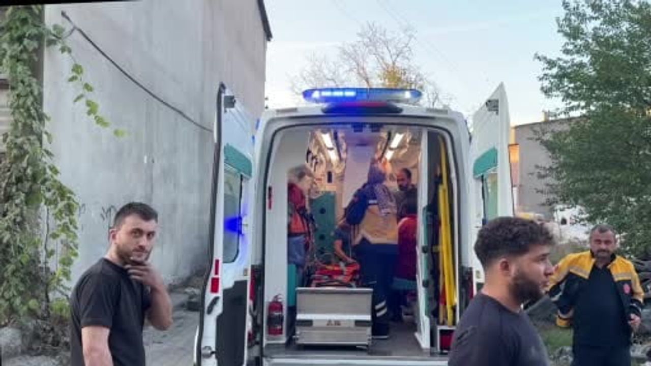 Yol verirken yumuşak zemin çöktü, çöp kamyonu şarampole yuvarlandı