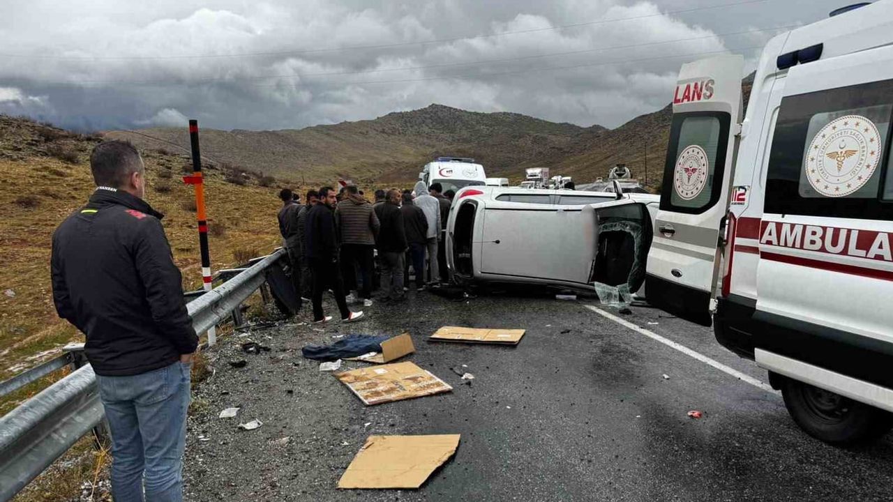Yolalan'da kafa kafaya çarpışma: beş kişi hastanelere sevk edildi