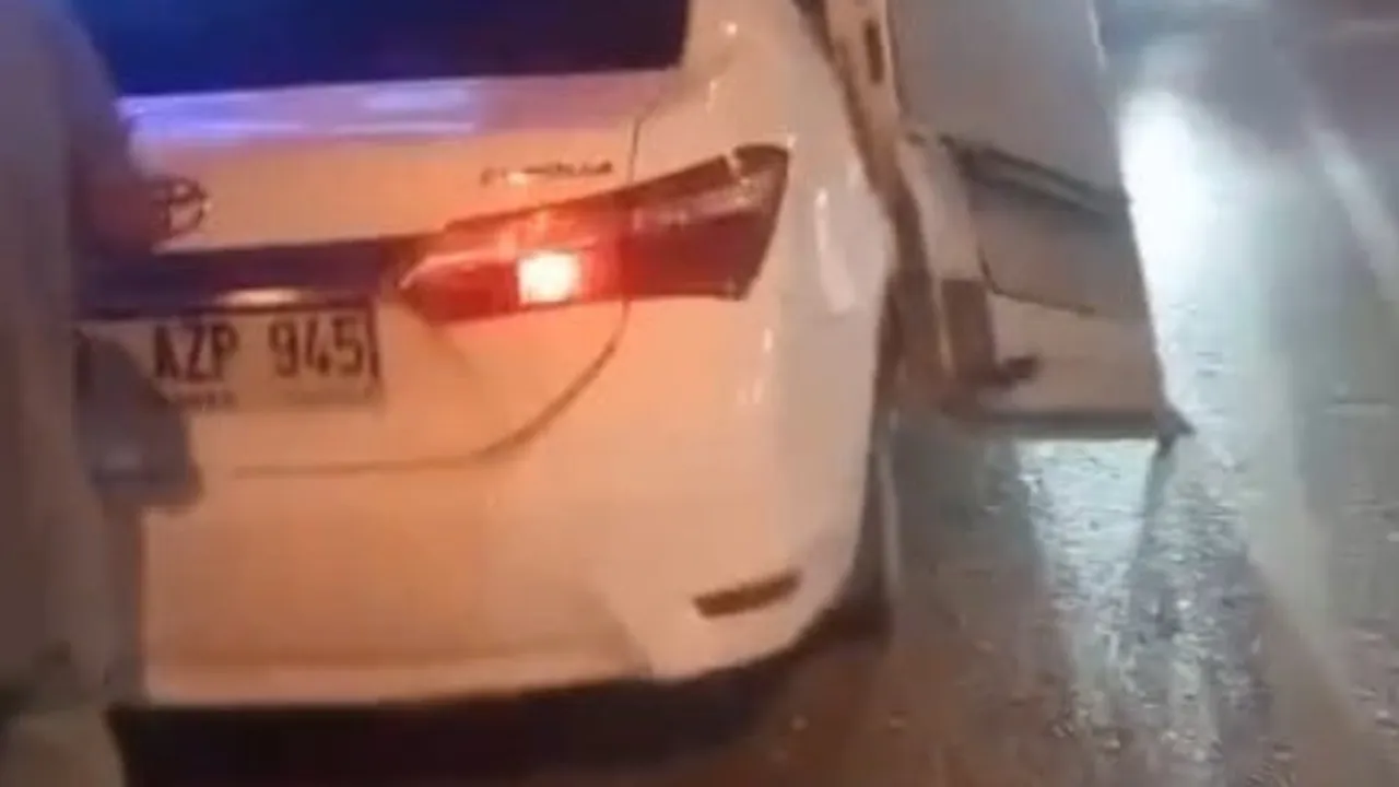 Yolda durana çarpan minibüsten kopan kapı otomobile saplandı