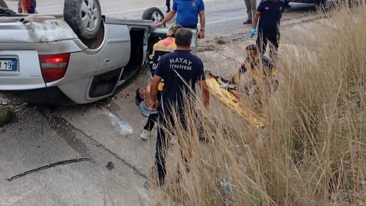 Yolda kontrol kaybı: Yayladağı'nda takla atan aracın sürücüsü itfaiye tarafından çıkarıldı