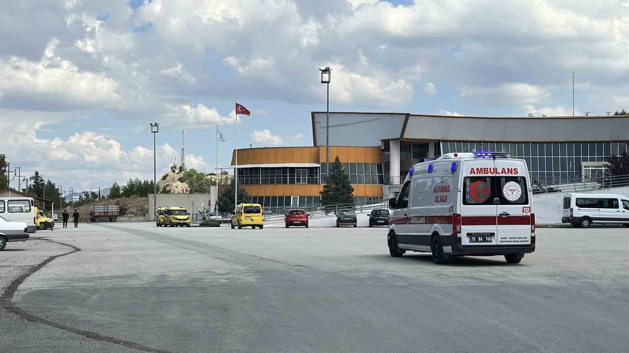 yoldan geçen araçların önüne atlayan kadın kelepçelenip hastaneye götürüldü