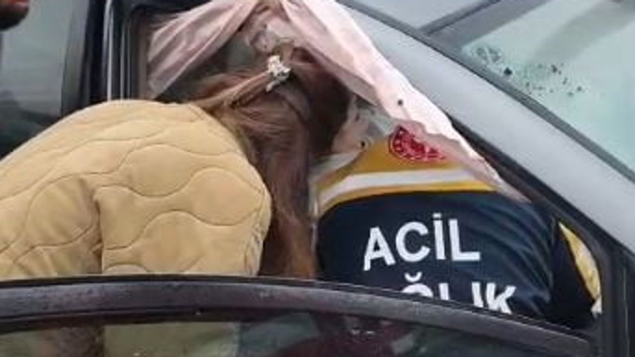 Yoldan geçen doktorun müdahalesi kazada sıkışan sürücünün kurtarılmasında belirleyici oldu