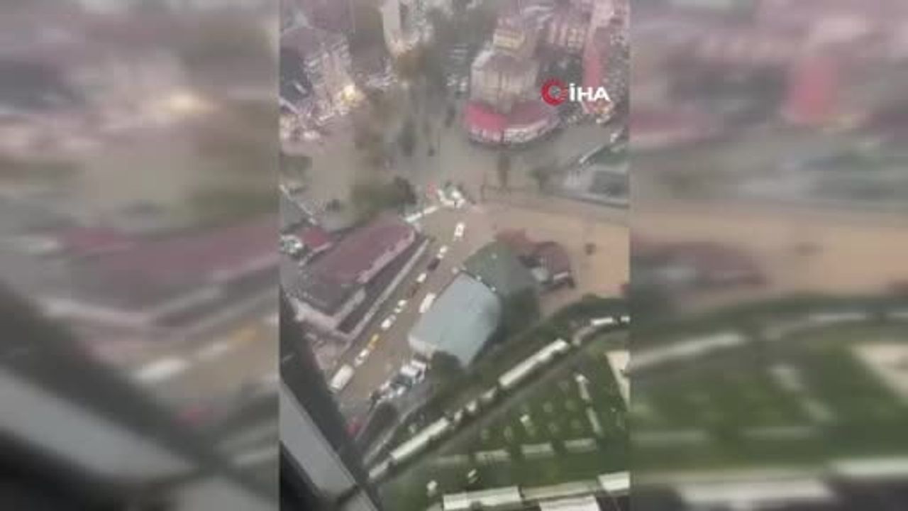 Yollar göle döndü: Sarıyer Ayazağa'da onlarca araç suya gömüldü