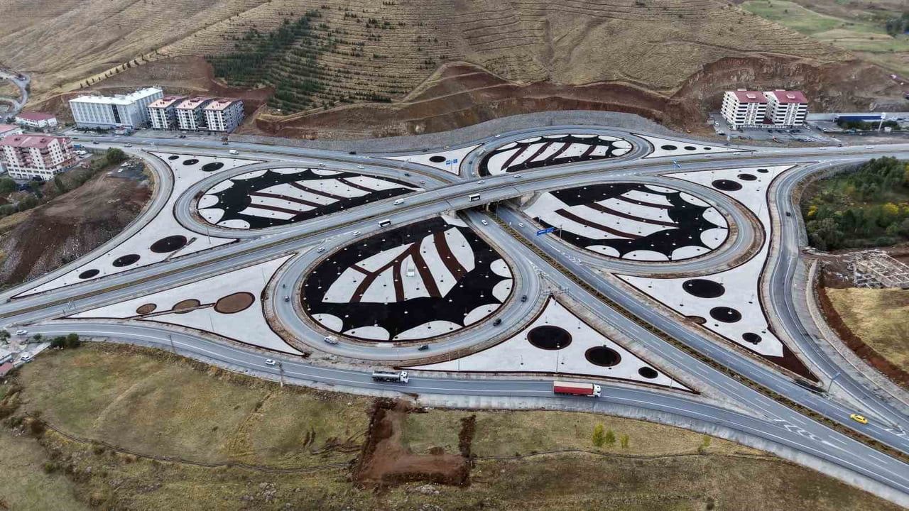 Yonca kavşağının dronla görünen kelebeğe dönüşen mozaiği