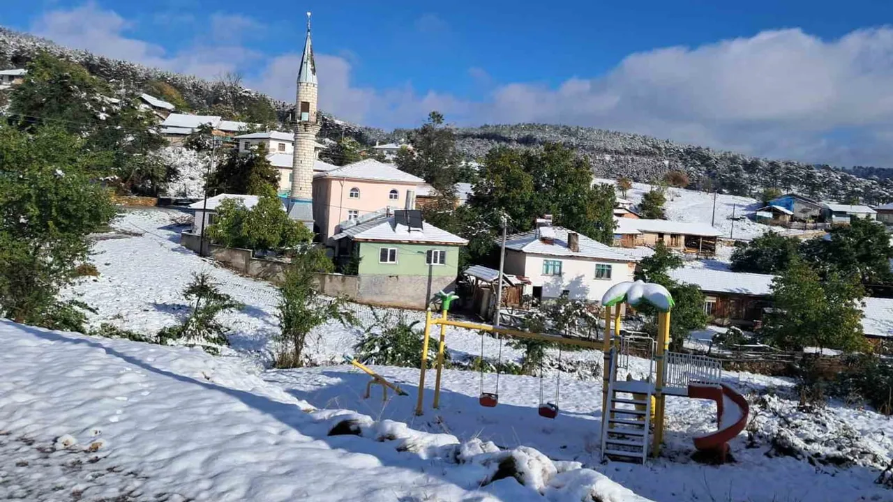 Yükseklerde kar etkisi: İdrisyayla beyaza büründü