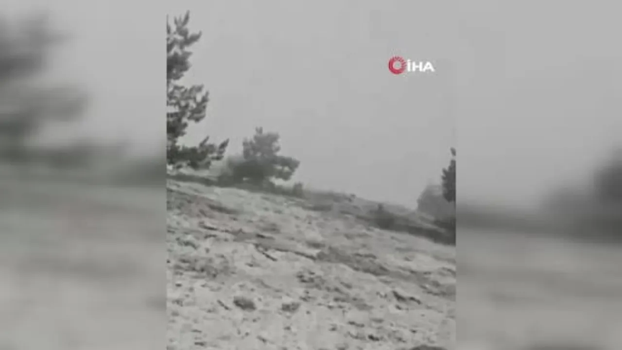 Yükseklerde kış ayak sesleri: Muğla'nın Kavaklıdere ilçesi beyaza büründü
