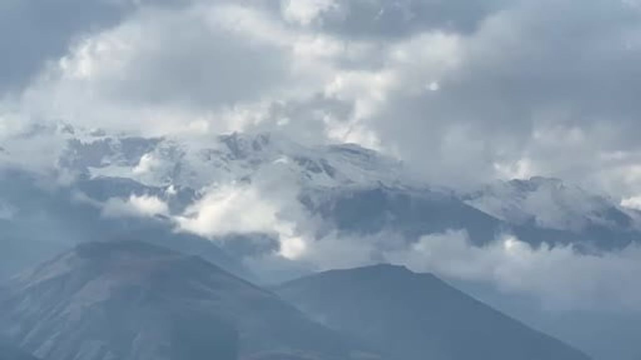 Yüksekova'da Cilo zirveleri kış görünümüne kavuştu