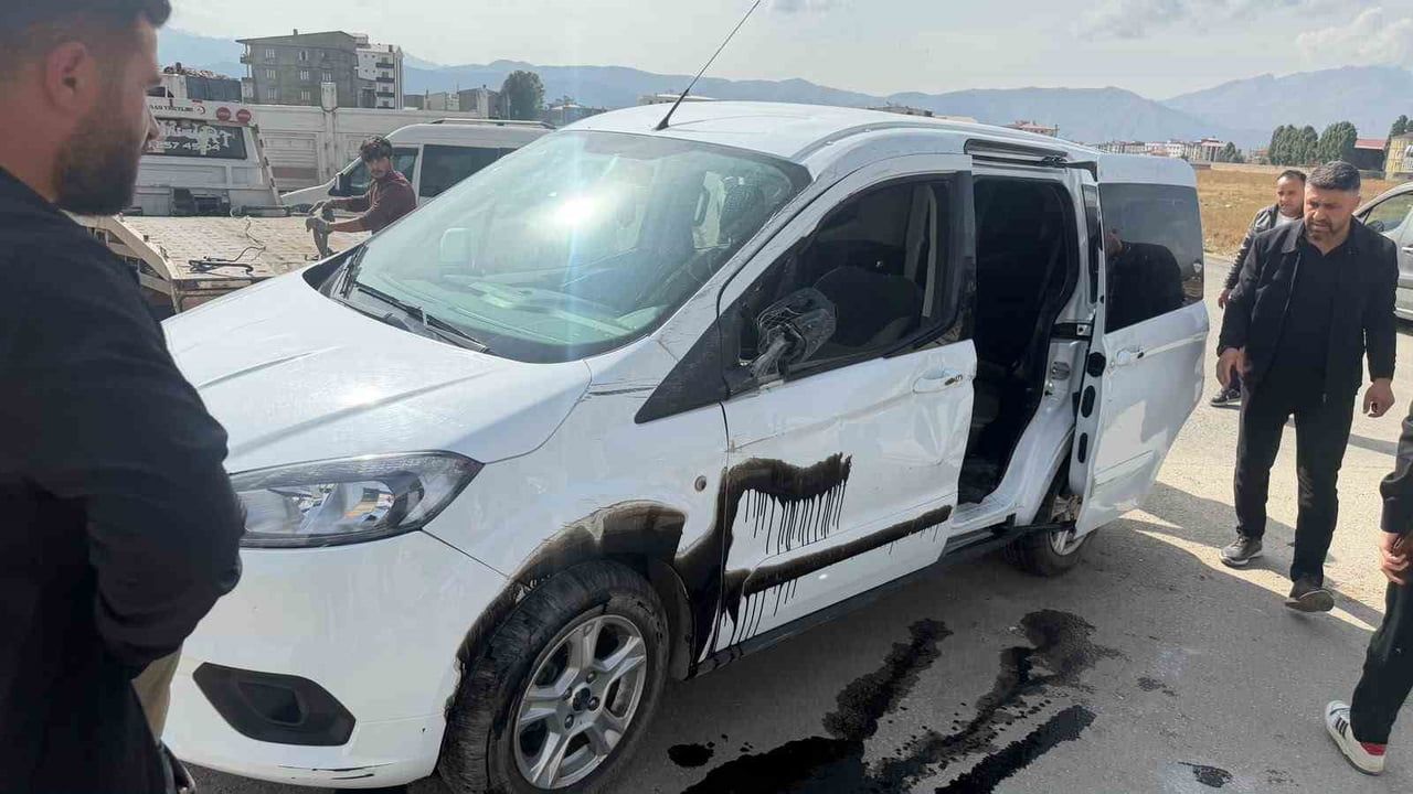 Yüksekova'da Güngör Mahallesi'nde çarpışma: bir kişi yaralandı
