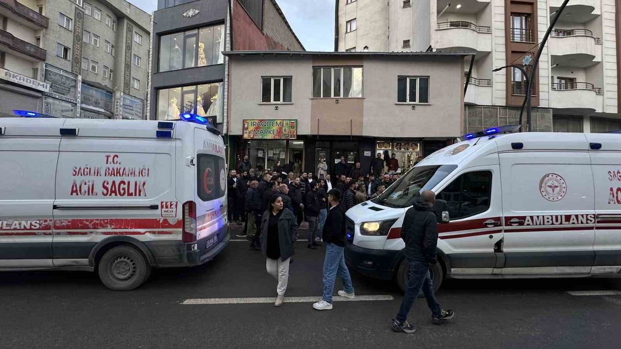 Yüksekova'da hızla büyüyen taşlı sopalı kavga: 4 yaralı