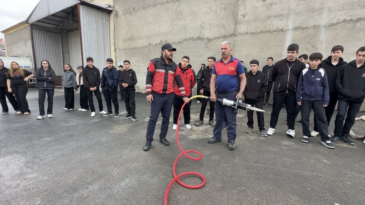 Yüksekova'da itfaiye haftası öğrencilerle güvenlik bilincini güçlendirdi