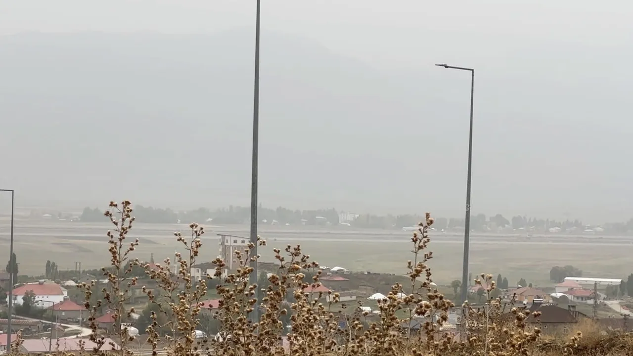 Yüksekova'da sis ulaşımı kısıtladı, Cilo Dağı'nın zirveleri karla kaplandı