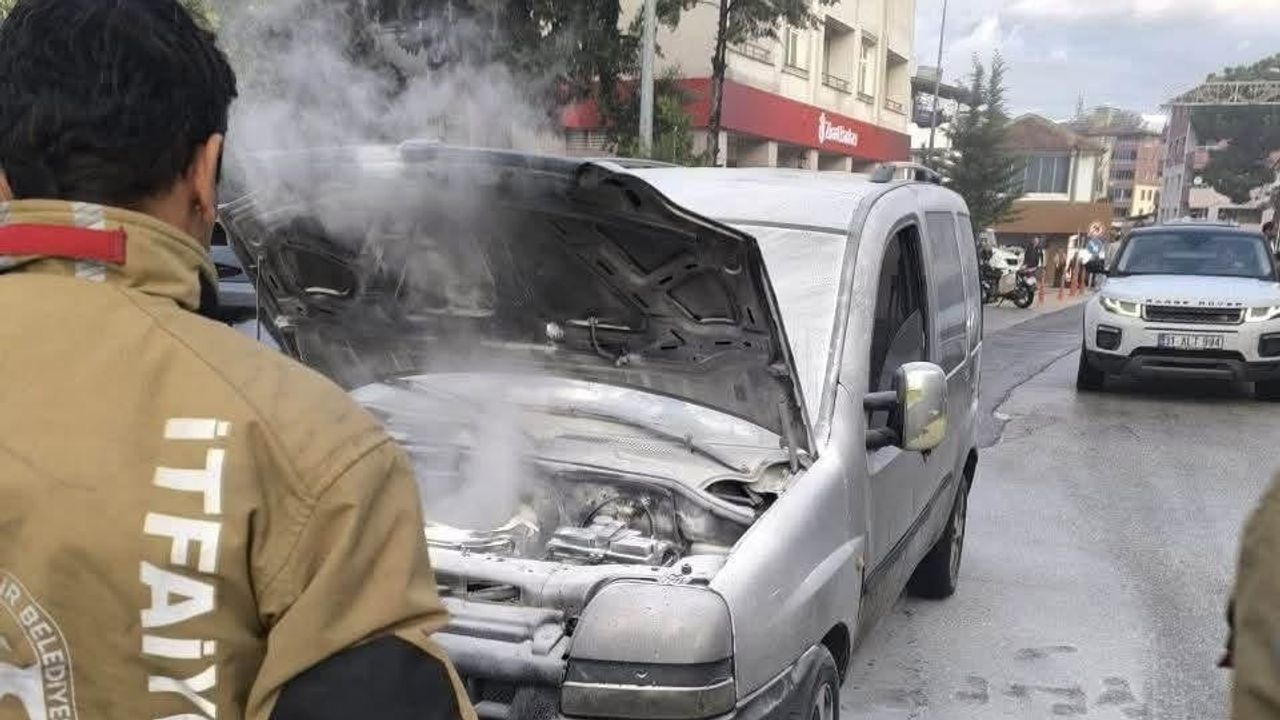 Yükselen dumanı itfaiye bastırdı: Yayladağı'nda hafif ticari araç zarar gördü