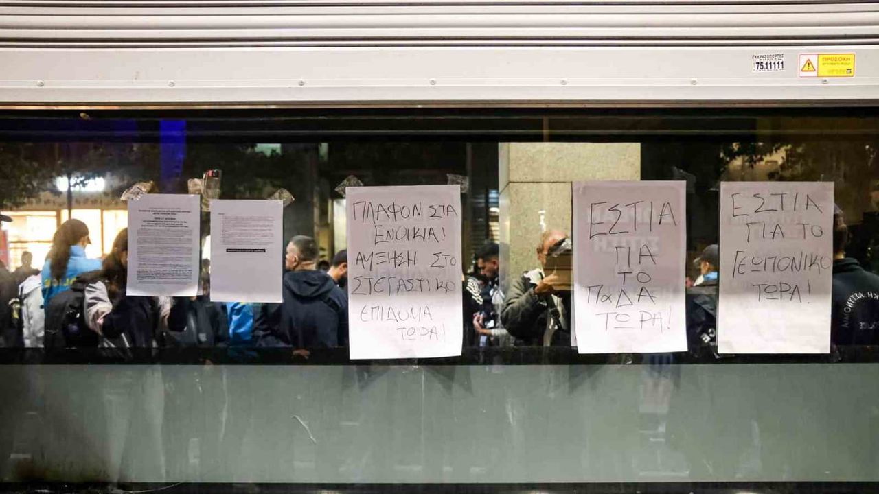 Yunanistan'da öğrenciler kamusal eğitime ayrılan ödeneği meydanda savunuyor
