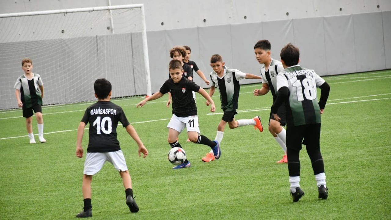 Yunusemre'de 29 Ekim coşkusu minik futbolcularla sahaya taşındı