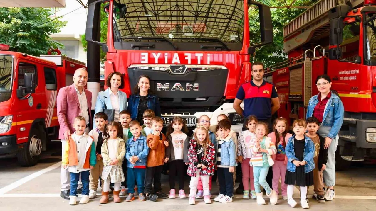 Yunusemreli miniklere itfaiyecilik atölyesi: yangın güvenliği uygulamalı öğrenildi