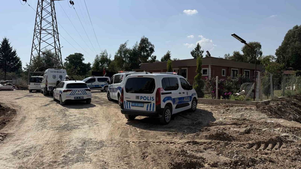 Yüreğir'de iş yeri hedef alındı; inşaat ofisinin duvarlarına 11 kurşun isabet etti