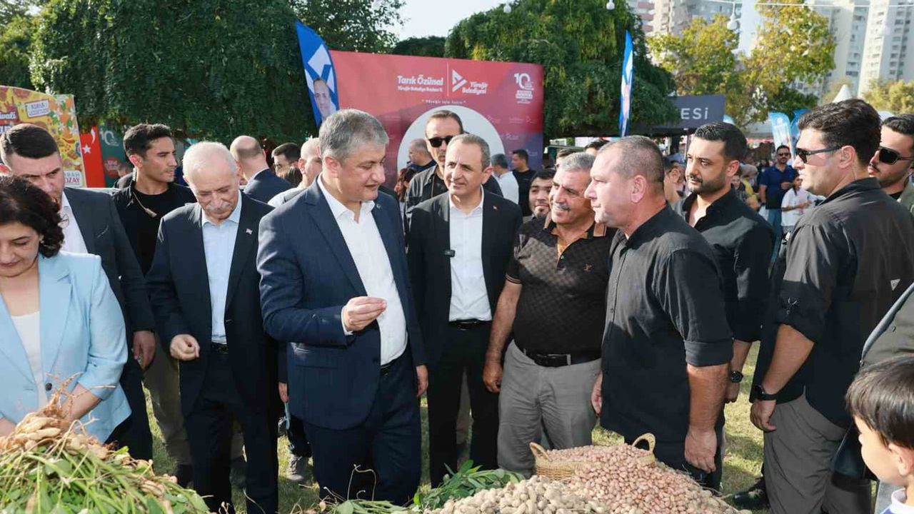 Yüreğir standında fıstıklı lezzet şenliği: Akarcalı yer fıstığı ve helva ilgi çekti