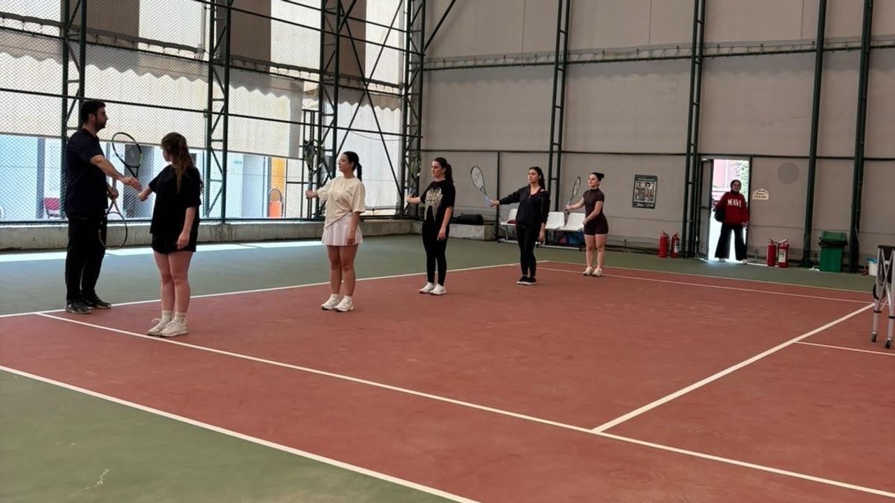 Yurtlarda tenisle tanışma: öğrenciler Aydın'da kortlara çıktı