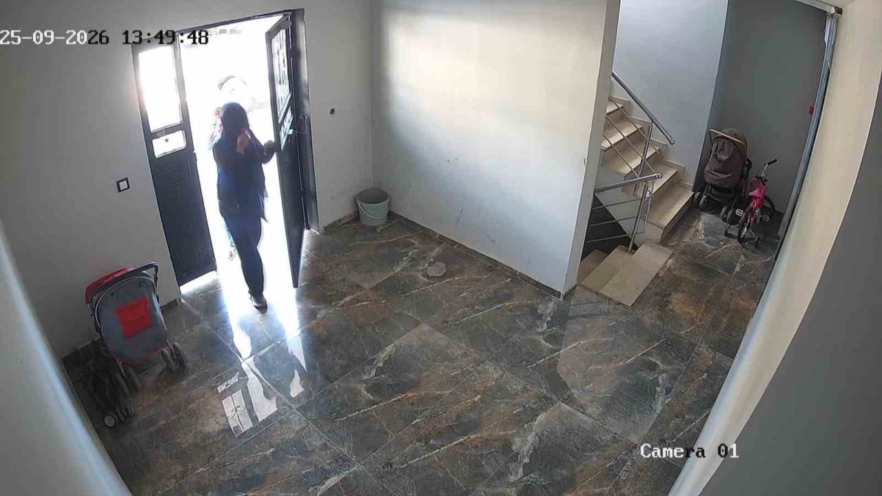 Yüzünü elleriyle gizleyip apartmandan para ve altın çalan kadın tutuklandı