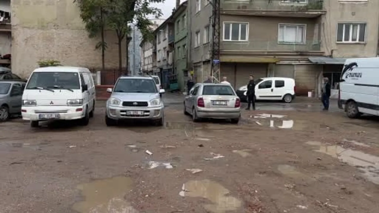 Zemin çökmesi inşaat yanındaki doğalgaz ve su hatlarına hasar verdi: Meram'da sokak kontrollü kapatıldı