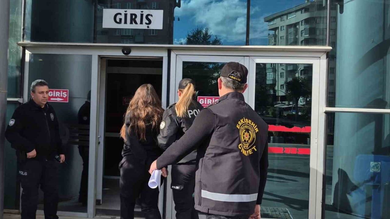Zemin kattaki dairede misafir olarak gelen kişinin mutfakta ölümü soruşturuluyor
