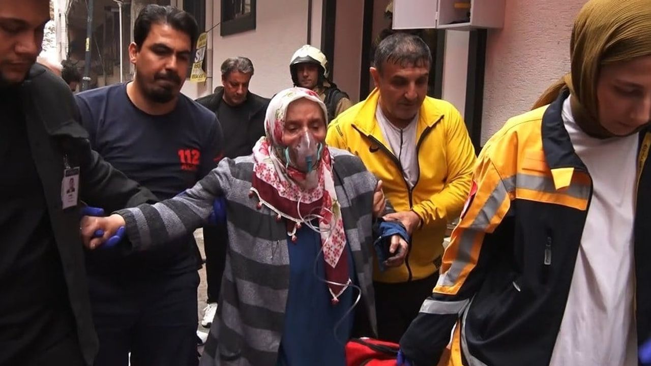 Zeytinburnu'nda soba devrilmesi yangın çıkardı, yaşlı kadın kurtarıldı