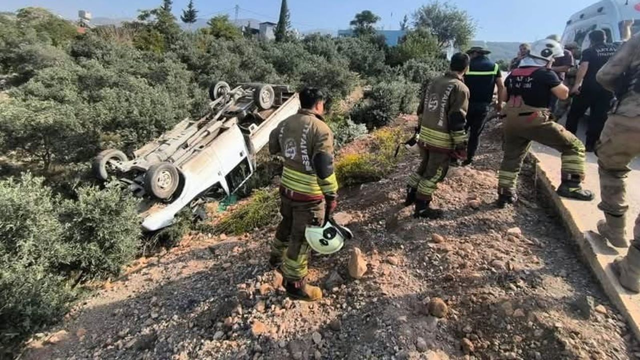 Zeytinliğe uçan kamyonet ters döndü, sürücü yaralandı